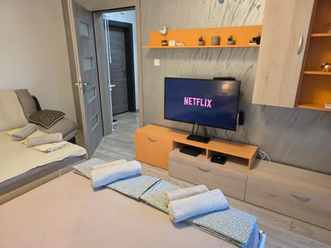 Communal lounge/ TV room, Bed, TV and multimedia, Photo of the whole room, Evening entertainment, Bedroom, towels, wardrobe
