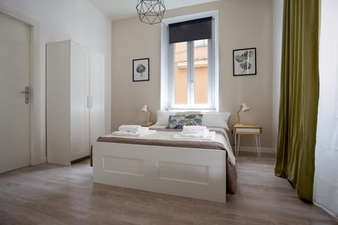 Shower, Bathroom, TV and multimedia, Photo of the whole room, Bedroom