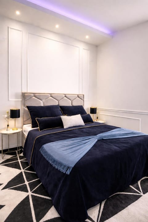 Bed, Living room, Photo of the whole room, Seating area, Bedroom