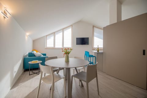 TV and multimedia, Living room, Seating area, Dining area