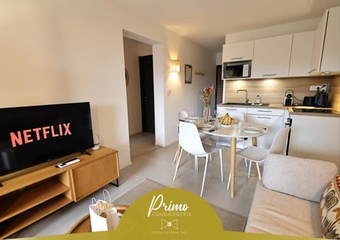 TV and multimedia, Coffee/tea facilities, Living room, Seating area, Dining area, microwave, kitchen