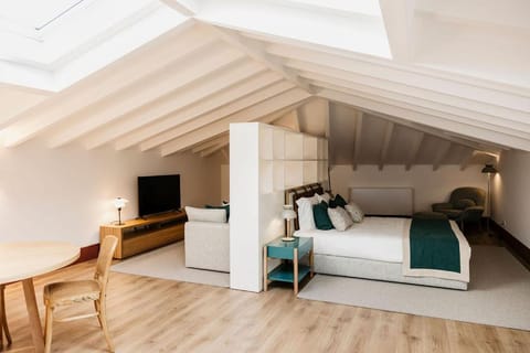 Communal lounge/ TV room, Bed, TV and multimedia, Living room, Photo of the whole room, Seating area, Bedroom