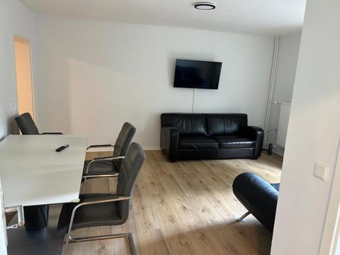 TV and multimedia, Living room, Seating area, Dining area