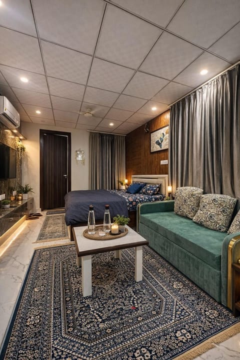 Bed, TV and multimedia, Living room, Photo of the whole room, Seating area, Bedroom