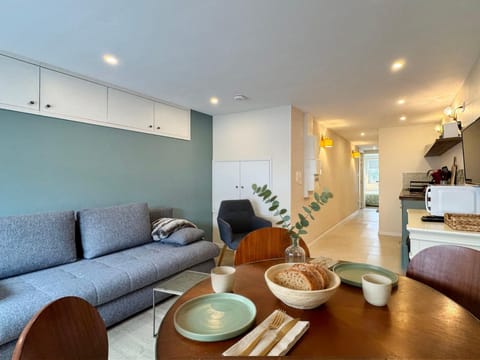 Kitchen or kitchenette, Living room, Seating area, Dining area, stove