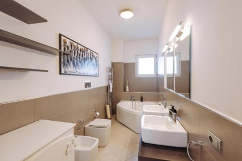 Toilet, Hot Tub, Bathroom, Bath