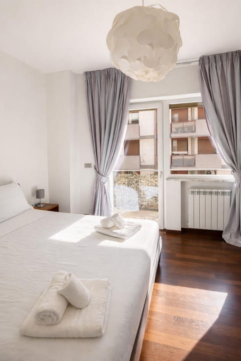 Photo of the whole room, Bedroom, towels