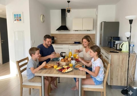 People, Coffee/tea facilities, Kitchen or kitchenette, Food and drinks, Dining area, Food, Guests, Drinks, children, group of guests, Family, stove