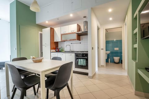 Kitchen or kitchenette, Dining area, stove