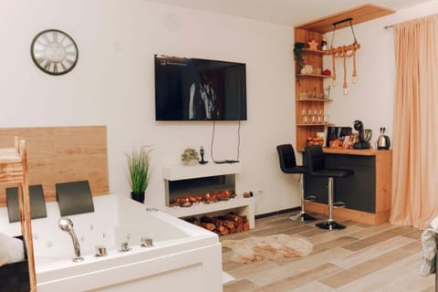 Hot Tub, TV and multimedia, Dining area