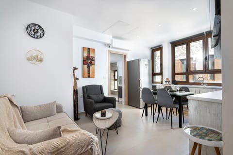 Kitchen or kitchenette, Living room, Seating area, Dining area