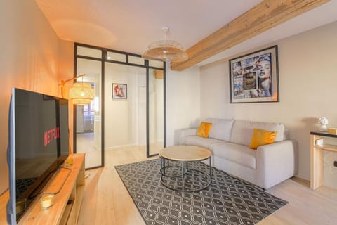 Communal lounge/ TV room, TV and multimedia, Living room, Seating area, internet, internet