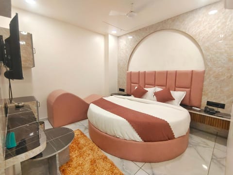 Bed, TV and multimedia, Photo of the whole room, Seating area, Bedroom