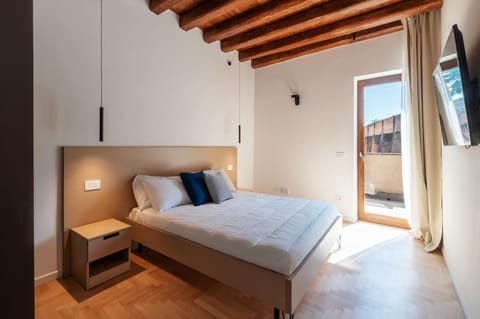 Bed, TV and multimedia, Bedroom