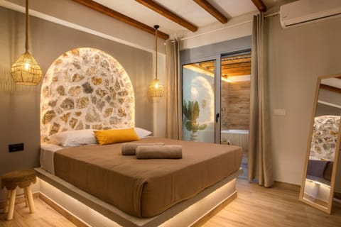 Patio, Bed, Hot Tub, Decorative detail, Bedroom