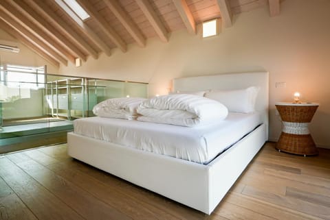 Bed, Bedroom, towels