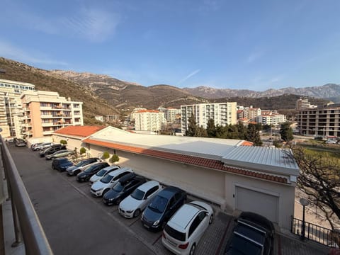 Property building, Natural landscape, Mountain view, Location, Parking