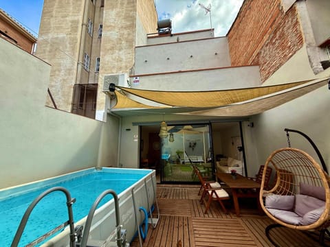 Patio, Swimming pool, sunbed