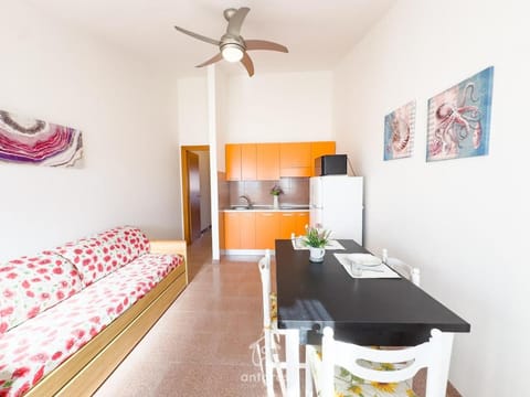 Kitchen or kitchenette, Dining area, microwave