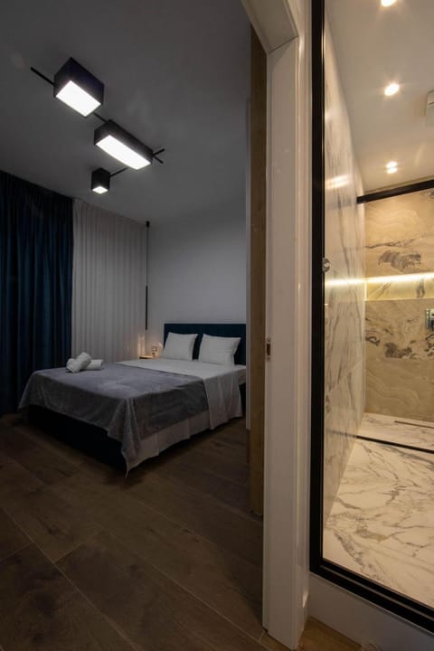 Bed, Bathroom, Photo of the whole room, Bedroom, towels