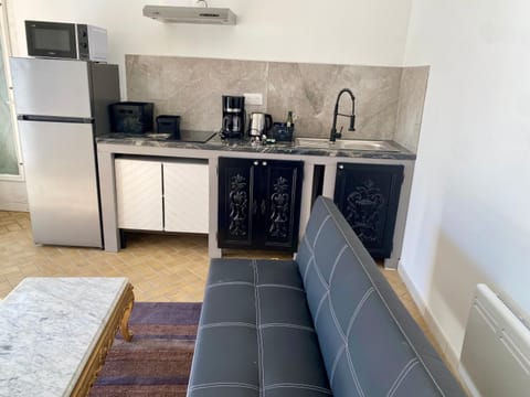 Coffee/tea facilities, microwave, stove
