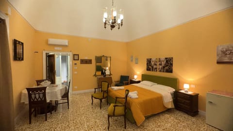 Bed, Bird's eye view, TV and multimedia, Photo of the whole room, Bedroom, air conditioner