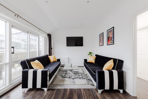 Communal lounge/ TV room, Bed, TV and multimedia, Living room, Seating area