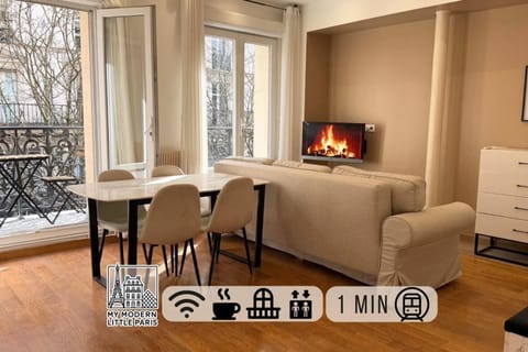 Property logo or sign, View (from property/room), Balcony/Terrace, Living room, Seating area, Dining area, City view, Street view, internet