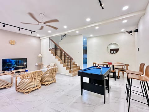Billiard, Game Room, TV and multimedia, Living room, Seating area, Evening entertainment