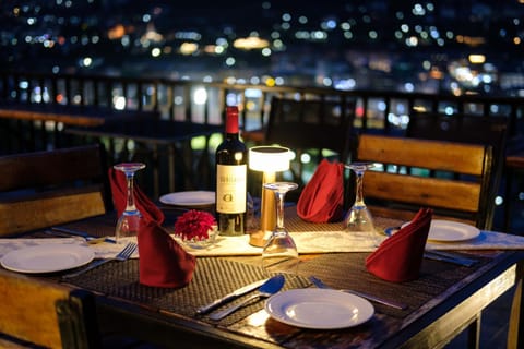 Night, View (from property/room), Balcony/Terrace, Food and drinks, Dining area, Food, City view, Drinks