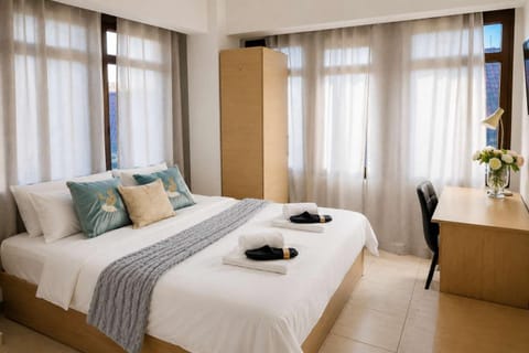 Photo of the whole room, Bedroom