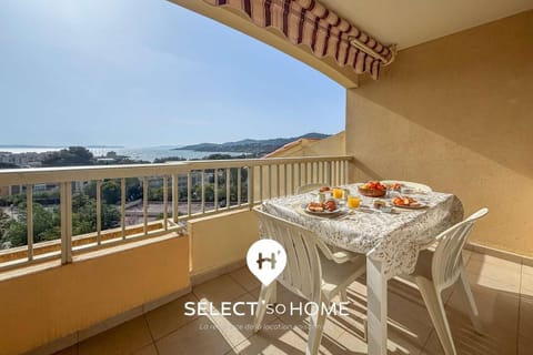 Day, Natural landscape, View (from property/room), Balcony/Terrace, Dining area, Mountain view