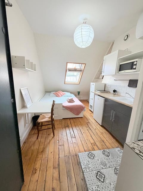 Bed, Kitchen or kitchenette, Photo of the whole room, stove