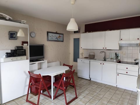 Kitchen or kitchenette, Dining area, dishwasher, oven, stove, toaster