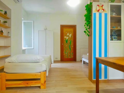 Bed, Day, Living room, Photo of the whole room, air conditioner, air conditioner