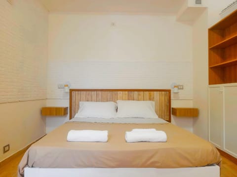 Bed, Night, Photo of the whole room, Bedroom, towels, wardrobe, wedding, air conditioner, air conditioner