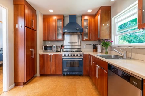 Serene Pet-friendly Home 1 Mile from Bellevue DT House in Mercer Island