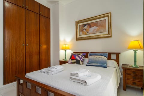 Bed, Photo of the whole room, towels