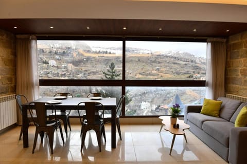 Living room, Dining area, Mountain view