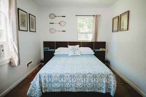 Charming Cottage w Hot Tub House in Bridgman