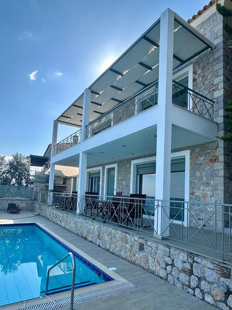 Property building, Balcony/Terrace, Pool view, Swimming pool