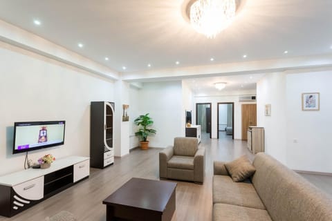 Communal lounge/ TV room, TV and multimedia, Living room, Seating area, Evening entertainment