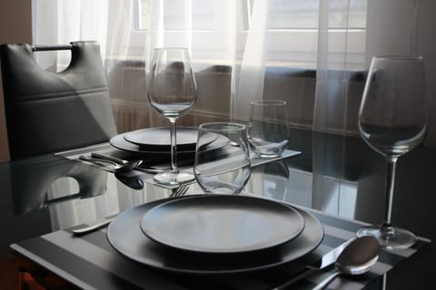 Communal lounge/ TV room, Food close-up, TV and multimedia, Living room, Food and drinks, Seating area, Dining area, Food, Meals, Breakfast, Lunch, Dinner, Drinks, Alcoholic drinks, Non alcoholic drinks