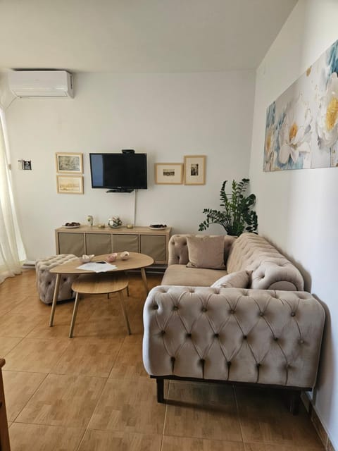 Communal lounge/ TV room, Living room, Seating area, air conditioner