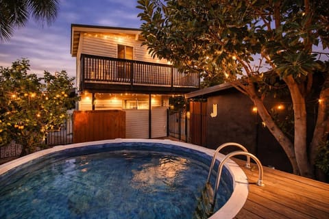 Property building, Natural landscape, Balcony/Terrace, Pool view, Swimming pool, sunbed