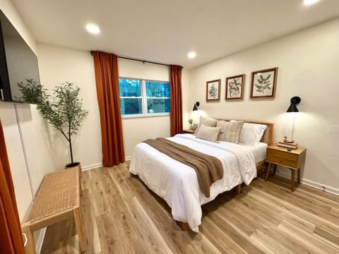 Magnolia Modern Near UF Shands Private House in Gainesville