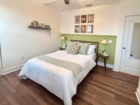 The Citrus Suite Near UF Shands Downtown House in Gainesville