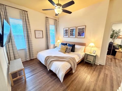 The Citrus Suite Near UF Shands Downtown House in Gainesville