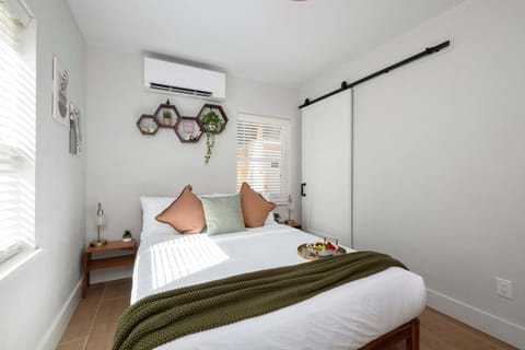 Serene Place Walk to UF Stadium Near Shands & Downtown Apartment in Gainesville