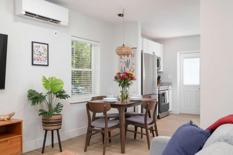 Serene Place Walk to UF Stadium Near Shands & Downtown Apartment in Gainesville